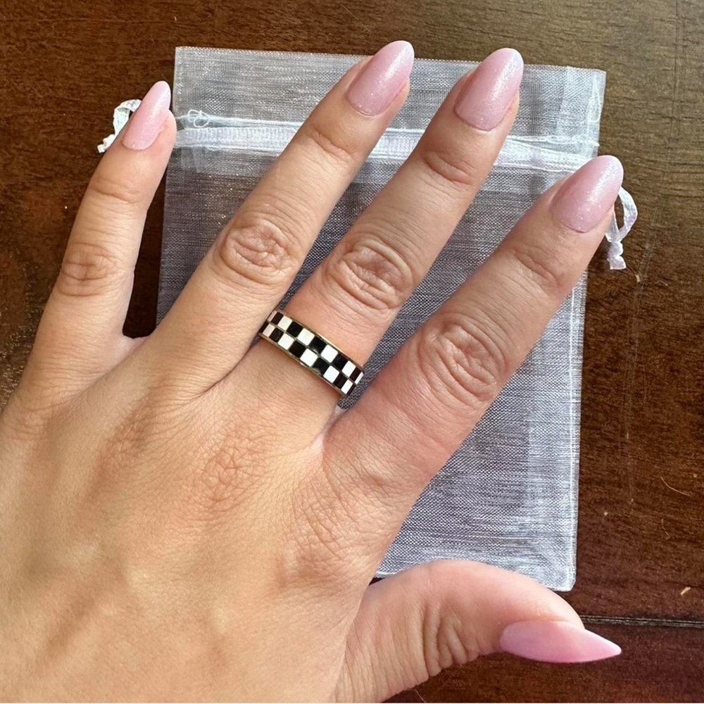 Amazon - checkered gold ring - Picture 5 of 5